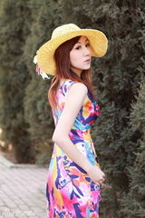 组图：黄馨可街拍组图曝光 多彩夏日清凉迷人