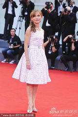 组图：《睡美人》首映 影后于佩尔清纯白裙装嫩