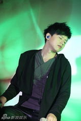 组图：张杰现身北京宣传翻唱专辑