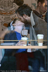 组图：安妮-海瑟薇与老公咖啡馆激吻羡煞旁人