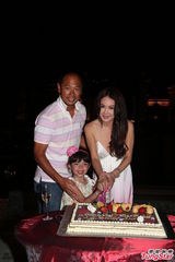 组图：温碧霞吊带裙亮相生日趴 与老公亲密接吻