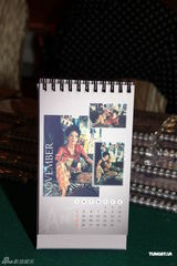 组图：梅艳芳48岁冥寿 歌迷自发举行悼念活动