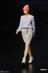 组图：名模庄思敏为时装展走秀 完美展现民族风