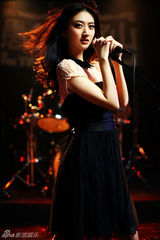 组图：景甜秋季都市造型时尚多变