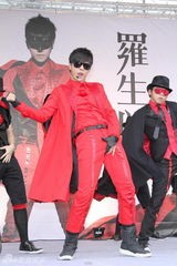 幻灯组图：罗志祥模仿MJ起舞  鼓励萧亚轩要坚强