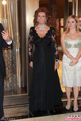 组图：索菲亚罗兰蕾丝黑裙秀丰乳 展巨星风采