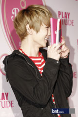 组图：韩国组合SHINee助阵化妆品牌新品发布