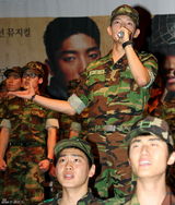 高清组图：李准基朱智勋演音乐剧 穿军装亮相显帅气