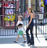 组图：贝嫂吊带装携三子玩耍 大儿子变空中飞人