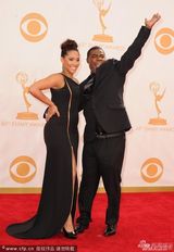 组图：喜剧演员特雷西-摩根与妻子亮相艾美红毯