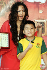 组图：张惠妹关怀儿童 间接证实约满将换新东家