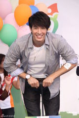 组图：锦荣最爱与蔡依林逛夜市 恋情明朗正在甜蜜中