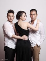 组图：李昕岳杂志大片定格美丽 红与黑气质优雅