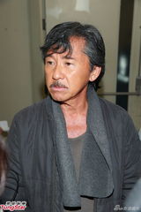 组图：《欢乐满东华2012》落幕 那英西装助阵