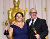 高清组图：奥斯卡后台获奖众星举金人光彩照人