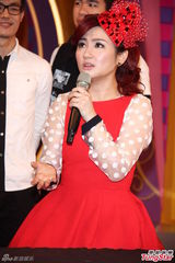 组图：Selina红裙俏皮 鸡排妹狂挤浑圆半球抢眼