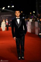 组图：金马红毯群星闪耀 舒淇深V亮胸性感爆棚