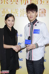 组图：柯震东出席代言阳光帅气引粉丝围观