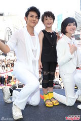 组图：汪东城蔡旻佑台北为电视原声带签唱