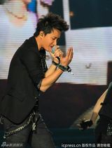 组图：韩庚湖北带病热舞 庚饭突破重围疯狂送礼 