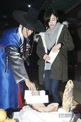 组图：白成铉含恩静等出席《仁粹大妃》祈愿仪式