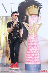 组图：吴建豪亮相签唱会 墨镜耍酷现场热舞