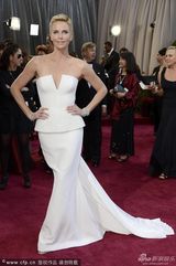 组图：查理兹-塞隆着白色抹胸裙 女王范十足