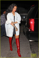 组图：蕾哈娜个性红靴亮眼 满手纹身土豪范十足