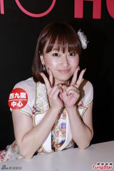 组图：AKB48两成员访港 碎花短裙清新甜美