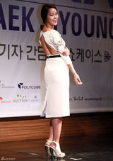 高清图：韩星白智英新专辑首唱 一袭白裙素雅性感