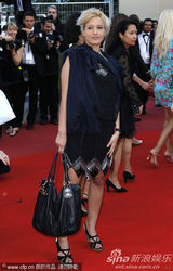 幻灯图集：《毒太阳2》首映 乔沃维奇拼接礼服耀眼