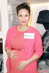 组图：袁彩云将产女 方中信愿尽好爸爸责任