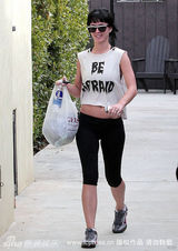 幻灯图：凯蒂-佩里患婚前恐惧症？ 借T恤抒发心声