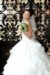 组图：柯蓝演绎婚尚浪漫 置身仙境化身爱丽丝