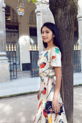 组图：颖儿法国街拍 笑容温暖勾勒秋日童话