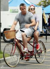 组图：《老友记》乔伊青春不再 骑情侣车浪漫消遣