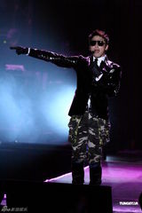 组图：Rain旋风访台劲爆开唱 与女舞伴贴身热舞