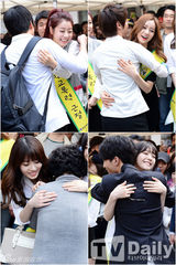 组图：韩团GirlsDay街头送路人爱心抱抱