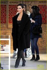 组图：卡戴珊穿低胸装逛街 姐妹将脏话喷上大衣