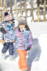 组图：《爸爸》爸爸们全副武装 冰天雪地劈木头