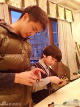 组图：天天森碟春节相聚 张亮下厨田亮刷锅