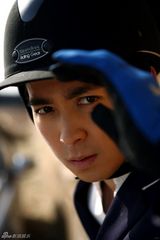 高清图：保剑锋最新汽车大片 眼神坚毅霸气十足