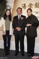 组图：汤唯香港支持父亲画展