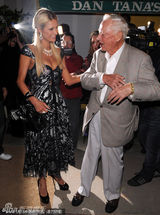 幻灯图：帕丽斯-希尔顿亲吻爷爷 努力改善祖孙关系