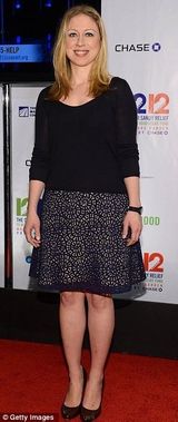 组图：前阿汤嫂亮相赈灾晚会 衣着老气不敌绯闻女孩