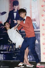 组图：胡夏梦中情人点名徐若瑄 和粉丝共舞