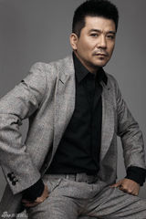 组图：孙淳最新时尚写真 尽展熟男风范