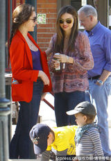 组图：米兰达带子公园游玩 弗林打哈欠萌翻众人