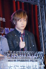 组图：五月天庆电台15周年 Hebe大方送黄金麦