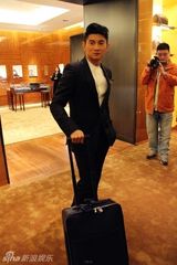 组图：吴奇隆出席活动人气爆棚 心情大好玩街拍